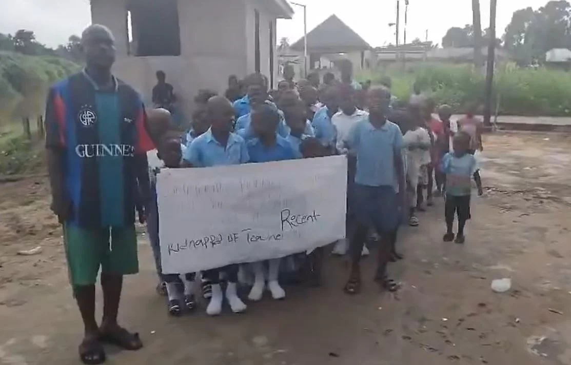 Pupils of Community Primary School Isoni in Sagbama LGA of Bayelsa State protest school abductions.