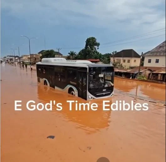Flood takes over Nsukka road, Enugu, after downpour.