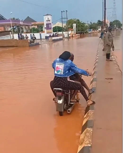 Flood takes over Nsukka road, Enugu, after downpour.