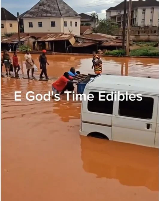 Flood takes over Nsukka road, Enugu, after downpour.