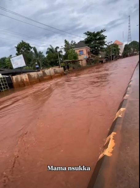 Flood takes over Nsukka road, Enugu, after downpour.
